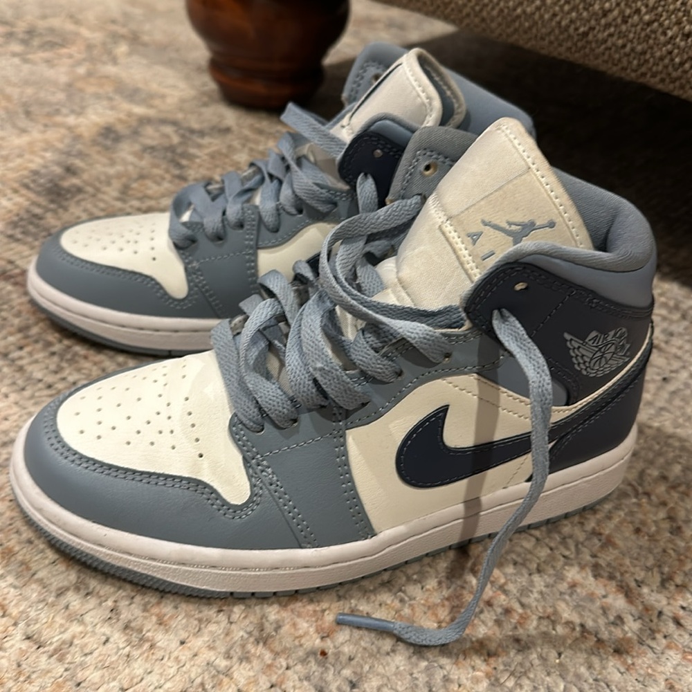Nike Air Jordan 1 mid sneakers